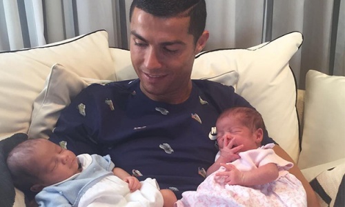 C. Ronaldo "Je suis heureux de pouvoir tenir les deux nouveaux amours de ma vie"