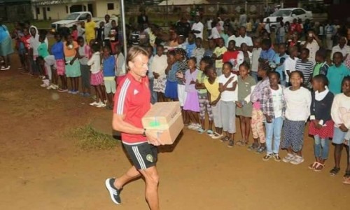 CAN 2017/Gabon : Le Maroc avec à sa tête Hervé Renard fait un don à une école