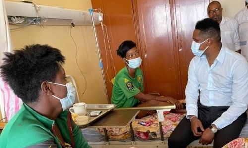 CAN 2021 : Samuel Eto’o au chevet des rescapés de la bousculade d’Olembe