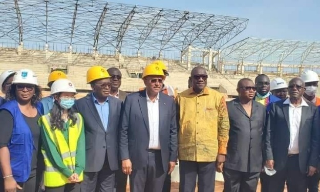 CAN 2023 : Amichia François et Danho Paulin aux côtés du Premier Ministre lors de sa visite sur le chantier du stade de Korhogo