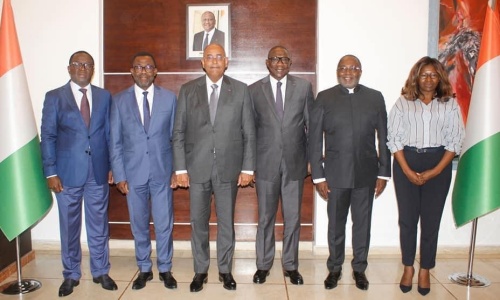 CAN 2023 : le Secrétaire Général de la CAF reçu en audience par le Premier Ministre