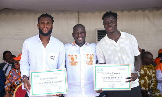 Champions d’Afrique, Franck Kessié et Oumar Diakité honorés par le premier responsable de la commune de Yopougon