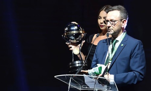 Chapecoense, vainqueur honorifique de la Copa Sudamericana a reçu son trophée
