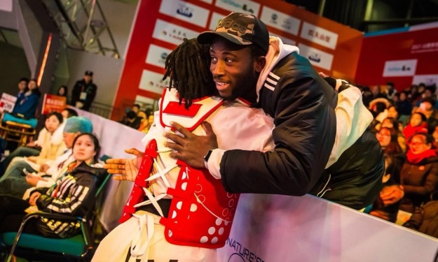 Cissé Cheick Sallah félicitant sa compatriote Ruth Gbagbi, médaillée d'Or au Grand Slam de la World Taekwondo