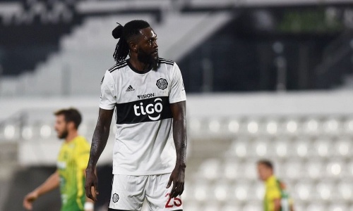 Copa Libertadores : Adebayor présente ses excuses après un High kick administré à son adversaire (vidéo)