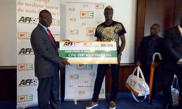 Côte d'Ivoire : Aristide Bancé a reçu son trophée de meilleur joueur de L1 du mois de novembre 2016