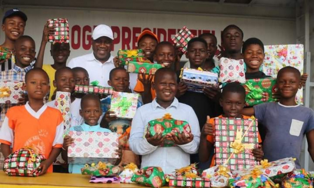 Côte d'Ivoire : le Président de la Ligue Professionnelle de Football offre des cadeaux aux ramasseurs de balles