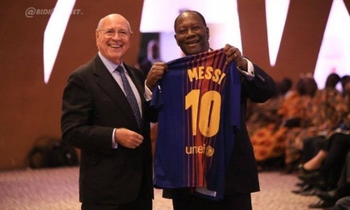 Côte d’Ivoire : Le Président reçoit un maillot dédicacé de Messi