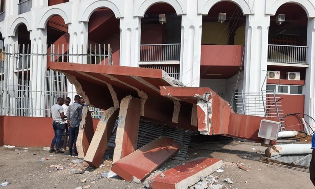 Côte d’Ivoire : Un conteneur frigorifique bousille l’entrée principale du Palais des Sports (images)