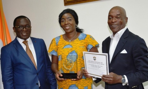 Coulibaly Eliakim Wilfried reçoit son prix de l'excellence