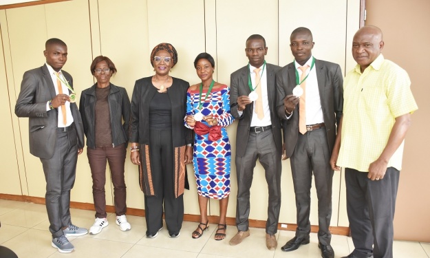 Coupe du Faso : Le trio arbitral Ivoirien de la finale a présenté ses médailles à la présidente du CN-FIF