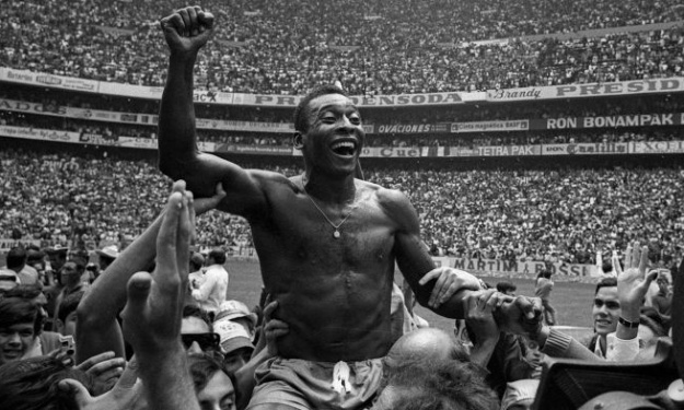 Coupe du Monde de la FIFA : Retour en image sur le légendaire triplé du Roi Pelé