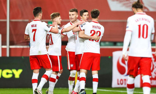 Coupe du monde : Robert Lewandowski et ses coéquipiers de la sélection Polonaise escortés par des avions de chasse