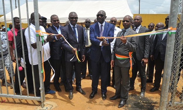 Coupure du ruban symbolique par le Ministre François Amichia Inaugurant ainsi la Pelouse Synthétique du stade Jesse Jackson de Yopougon Coupure du ruban symbolique par le Ministre François Amichia Inaugurant ainsi la Pelouse Synthétique du stade Jesse Jackson de Yopougon