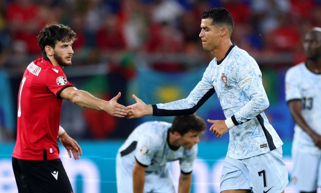 Cristiano Ronaldo envoie de la force à Khvicha Kvaratskhelia