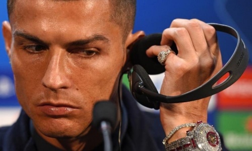 Cristiano Ronaldo et sa montre hors de prix, ornée de 424 diamants blancs