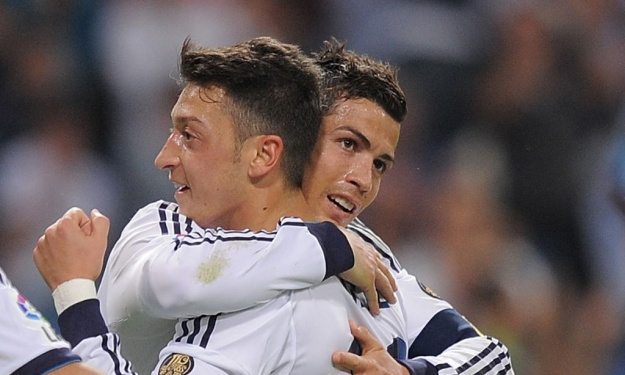 Critiqué, Cristiano Ronaldo reçoit le soutien de Mesut Özil