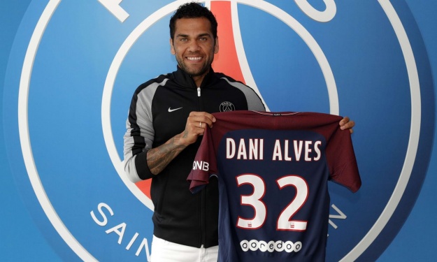 Daniel Alves : "je viens à Paris pour gagner !" Quel avenir pour Aurier ?