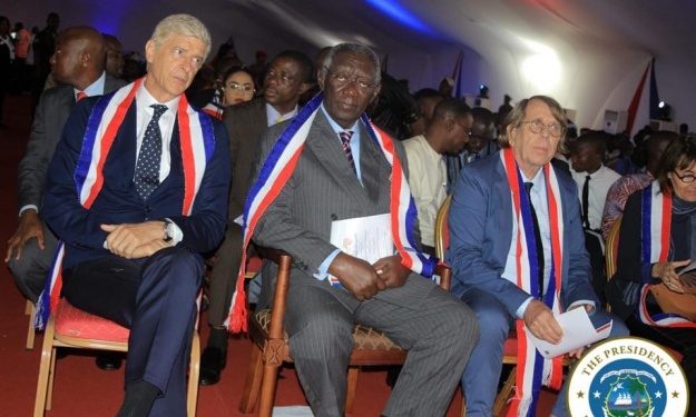 De gauche à droite : Sir Arsène Wenger, Pr. Jonh Kuffour et le "Sorcier blanc" Claude Le Roy De gauche à droite : Sir Arsène Wenger, Pr. Jonh Kuffour et le "Sorcier blanc" Claude Le Roy