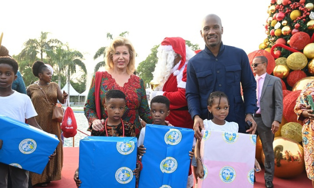 Didier Drogba aux côtés de la Première Dame pour l’arbre de Noël de la Fondation Children of Africa