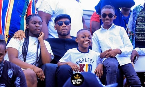 Didier Drogba en compagnie des enfants de DJ Arafat