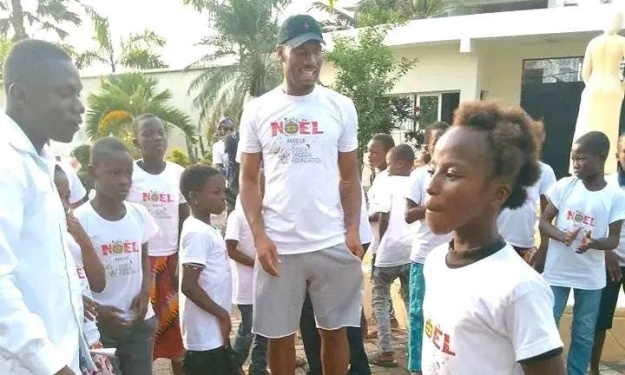 Didier Drogba offre des cadeaux de Noël à des enfants orphelins