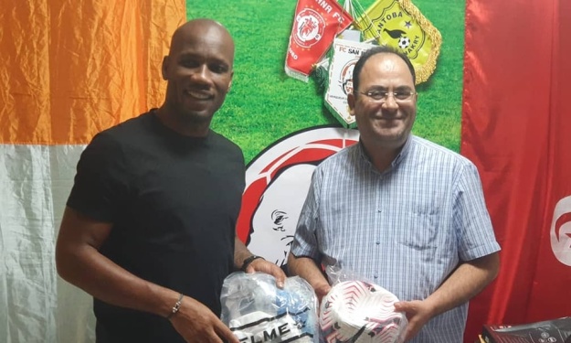Didier Drogba rend visite au FC San Pedro les mains chargées de cadeaux