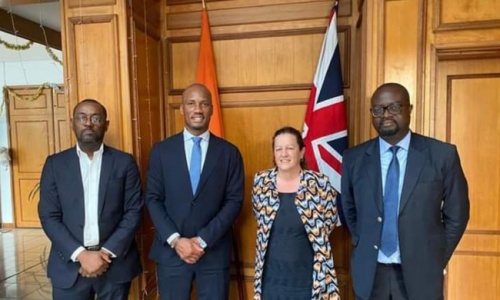 Drogba et son staff chez l'Ambassadeur de Grande Bretagne