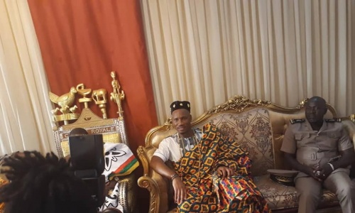 Drogba reçu par le Roi de l’Indenié Duablin (images)