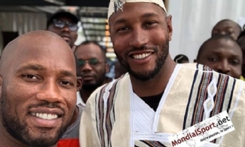 Drogba souhaite la bienvenue à Boris Diaw sur les bords de la lagune Ebrié