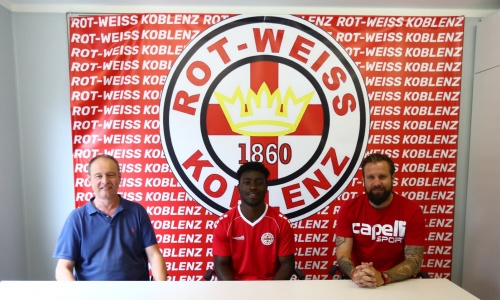 Dylan Akpess Esmel pose ses valises en D4 Allemande