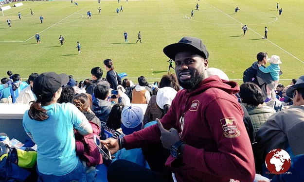 Eboué assistant à un match lors de sa visite au Japon