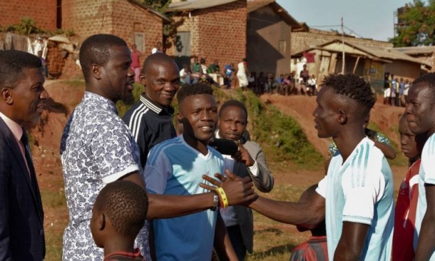 Eboué aux jeunes Ougandais d’un bidonville : ‘‘Avant, je jouais sans chaussures…’’