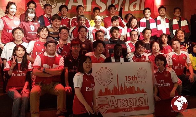 Eboué Emmanuel avec l'association des Fans d'Arsenal du Japon