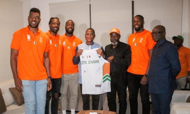 Elim. Mondial Basket 2023 : le Président de la Fédération Ivoirienne et les Eléphants reçus par le Ministre Bruno Koné