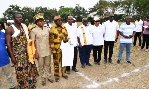 FIF : Dons de maillots des Éléphants au Député-Maire et aux Chefs de village d'Assouba et d'Ayebo