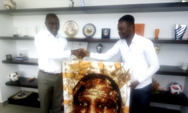 FIF : Un Artiste peintre offre un portrait à Sory Diabaté