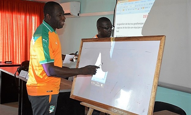Formation des stagiaires au métier d’Entraîneur de Gardien de But (FIF) : Jean Jacques Tizié en pleine démonstration