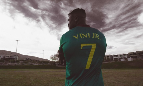 Francis Ngannou invite Vinicius au Cameroun