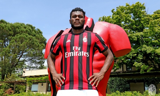 Franck Kessié rejoint officiellement le Milan AC Franck Kessié rejoint officiellement le Milan AC