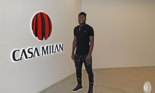 Franck Kessié rejoint officiellement le Milan AC Franck Kessié rejoint officiellement le Milan AC