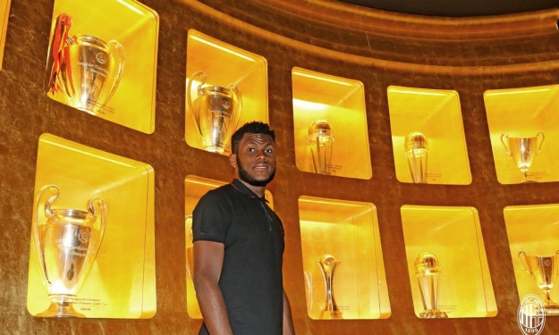 Franck Kessié rejoint officiellement le Milan AC Franck Kessié rejoint officiellement le Milan AC