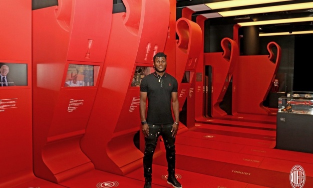 Franck Kessié rejoint officiellement le Milan AC Franck Kessié rejoint officiellement le Milan AC