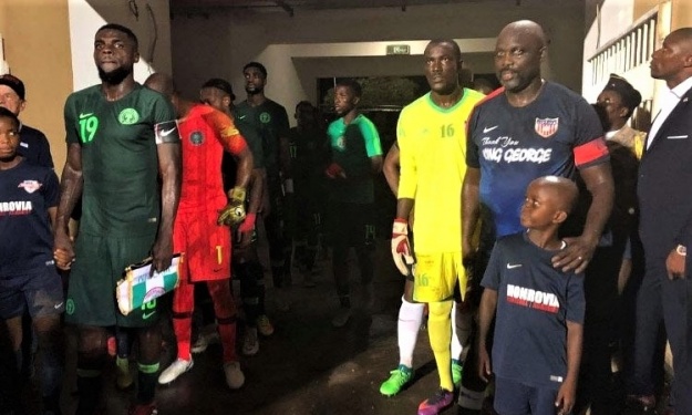 George Weah (51 ans), capitaine du Liberia lors d’un match amical face au Nigéria