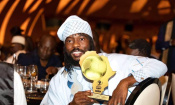 Gervinho exprime sa joie après avoir reçu un prix d’honneur à la Nuit du Football Africain