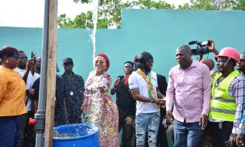 Gervinho offre un château d’eau aux populations de son village