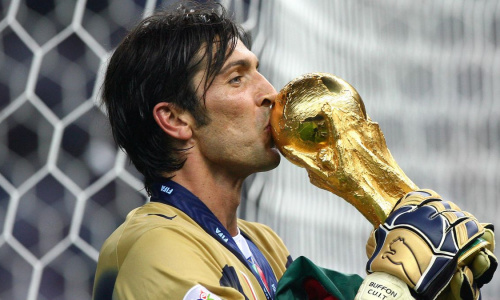 Gianluigi Buffon range ses crampons et ses gants