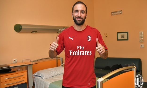 Gonzalo Higuain a joué à River Plate, au Real Madrid, a Naples, a la Juventus et maintenant il est au Milan AC. Quel parcours!