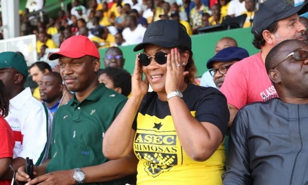 Grande supportrice de l’ASEC, la Secrétaire d'Etat Myss Belmonde DOGO félicite le Ministre TOURE Mamadou et ‘‘l'autre camp’’