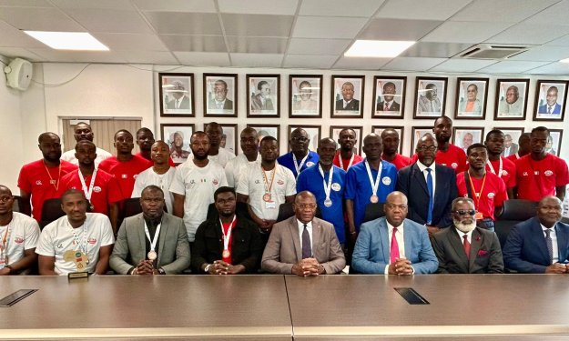 Handball : médaillés de Bronze au championnat d’Afrique des clubs, les joueurs du Red Star reçus par le Ministre des Sports